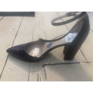 Unisa women’s shoes size 7M black ankle strap